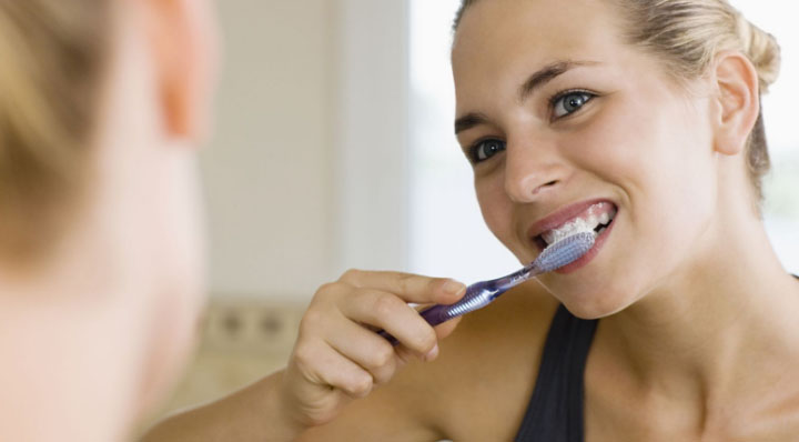 девушка чистит зубы