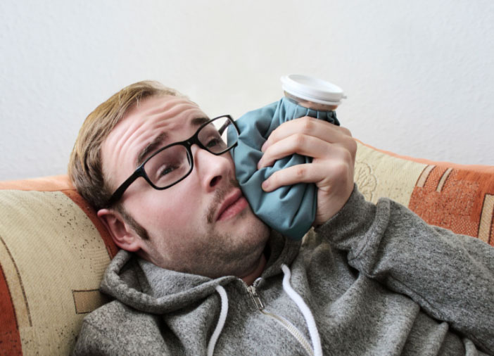 у мужчины болит зуб